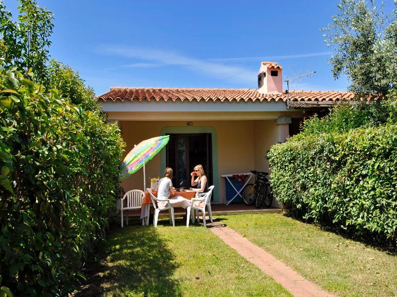 Residence Le Canne San Teodoro  Exteriör bild